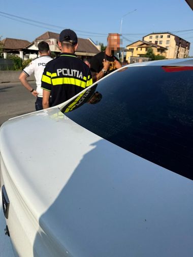 Andrew Tate, prins când circula cu maşina cu o viteză de 196 km/h, într-o zonă cu limită de 50 km/h / A fost amendat şi i s-a suspendat dreptul de a conduce - FOTO