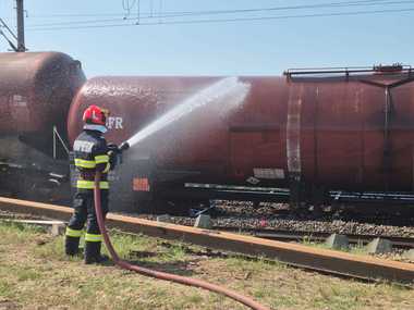 Tren deraiat în judeţul Teleorman – Cele 33 de vagoane neimplicate în incident, îndepărtate din zonă / Vagoanele răsturnate, răcite constant - FOTO