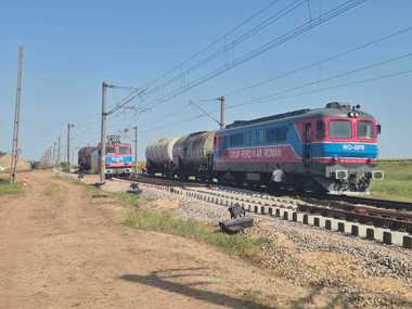 UPDATE - Tren deraiat în judeţul Teleorman – Cele 33 de vagoane neimplicate în incident, îndepărtate din zonă/ Vagoanele răsturnate, răcite constant/ Precizările CFR/ A început transvazarea benzinei - FOTO, VIDEO