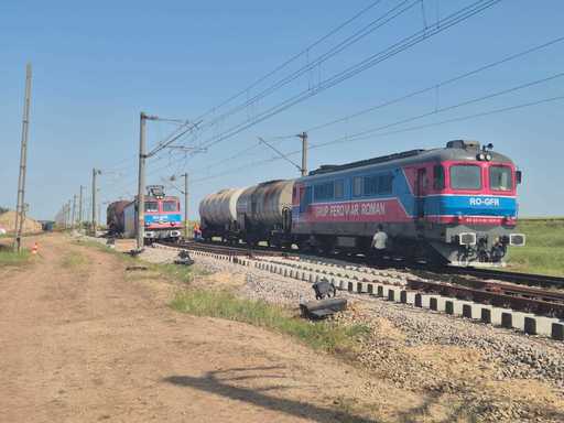 UPDATE - Tren deraiat în judeţul Teleorman – Cele 33 de vagoane neimplicate în incident, îndepărtate din zonă/ Vagoanele răsturnate, răcite constant/ Precizările CFR/ A început  transvazarea benzinei - FOTO, VIDEO