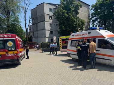 Doi copii, transportaţi la spital după ce tavanul fals al unui loc de joacă din Botoşani s-a prăbuşit