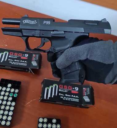 Botoşani: Pistol cu aer comprimat şi cartuşe, găsite în maşina unui bărbat/ El a declarat că le cumpărase din Germania, dar nu a putut prezenta documente/ Arma şi muniţia, confiscate