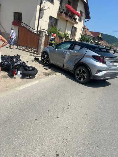Alba: Şoferul unei ambulanţe SMURD care se deplasa către un accident, amendat de Poliţie pentru că a trecut pe roşu la o trecere la nivel cu calea ferată / De la accident a preluat un motociclist cu numeroase traumatisme, dar conştient