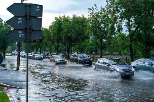 Furtună în Bucureşti – Peste 800 de solicitări prin apel la numărul unic de urgenţă 112 / Circulaţia mijloacelor de transport, afectată / Toate echipele Apa Nova disponibile, aflate în teren - VIDEO