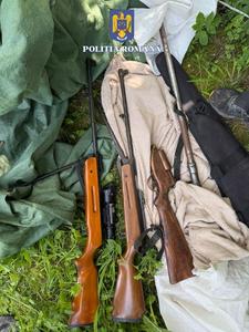 Bistriţa-Năsăud: Bărbat plasat sub control judiciar după ce şi-a ameninţat un vecin cu un pistol / Poliţia a stabilit că a fost introdus ilegal în ţară, din Austria / Bărbatul mai avea acasă două arme lungi cu aer comprimat, ambele deţinute ilegal