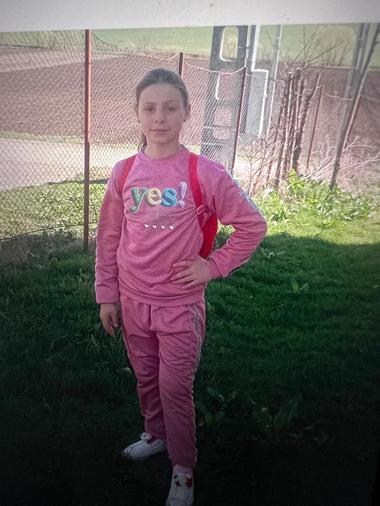 Fată de 12 ani din judeţul Vaslui, căutată după ce a plecat de acasă şi nu s-a mai întors/ Poliţia cere ajutorul populaţiei