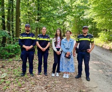 Bacău: Două adolescente s-au rătăcit într-o pădure, în timp ce se întorceau de la şcoală