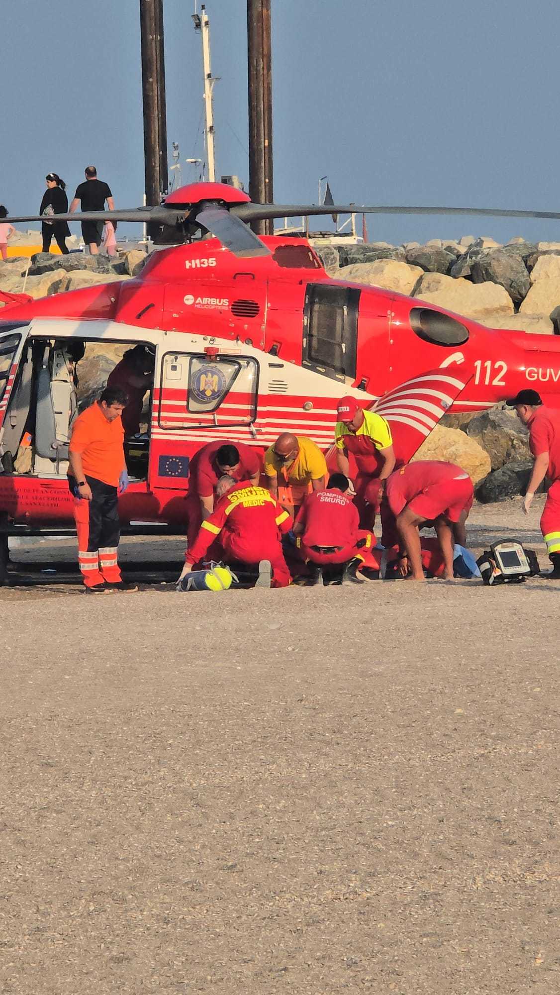 O femeie a fost scoasă inconştientă din mare la Costineşti / La faţa locului s-a deplasat şi elicopterul SMURD