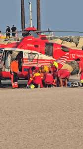 UPDATE - O tânără de 21 de ani a fost scoasă inconştientă din mare la Costineşti / A fost resuscitată, fiind transportată la spital