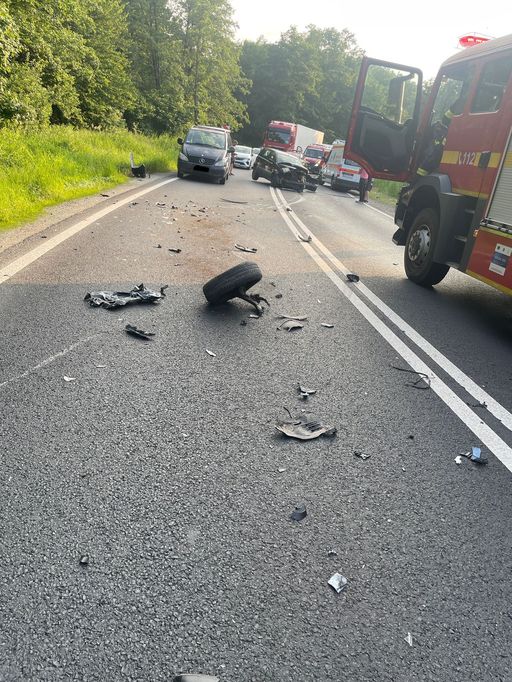 UPDATE - Cinci persoane au fost rănite, după ce două maşini s-au ciocnit pe DN 1, între Sibiu şi Braşov / Traficul a fost complet blocat 