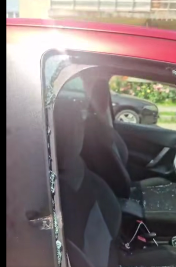 Vrancea: Un bărbat a sărit în faţa unei maşini, apoi a luat un indicator rutier şi a spart geamul autoturismului / La volan se afla o femeie, care a chemat Poliţia / Bărbatul, internat la Psihiatrie - VIDEO

