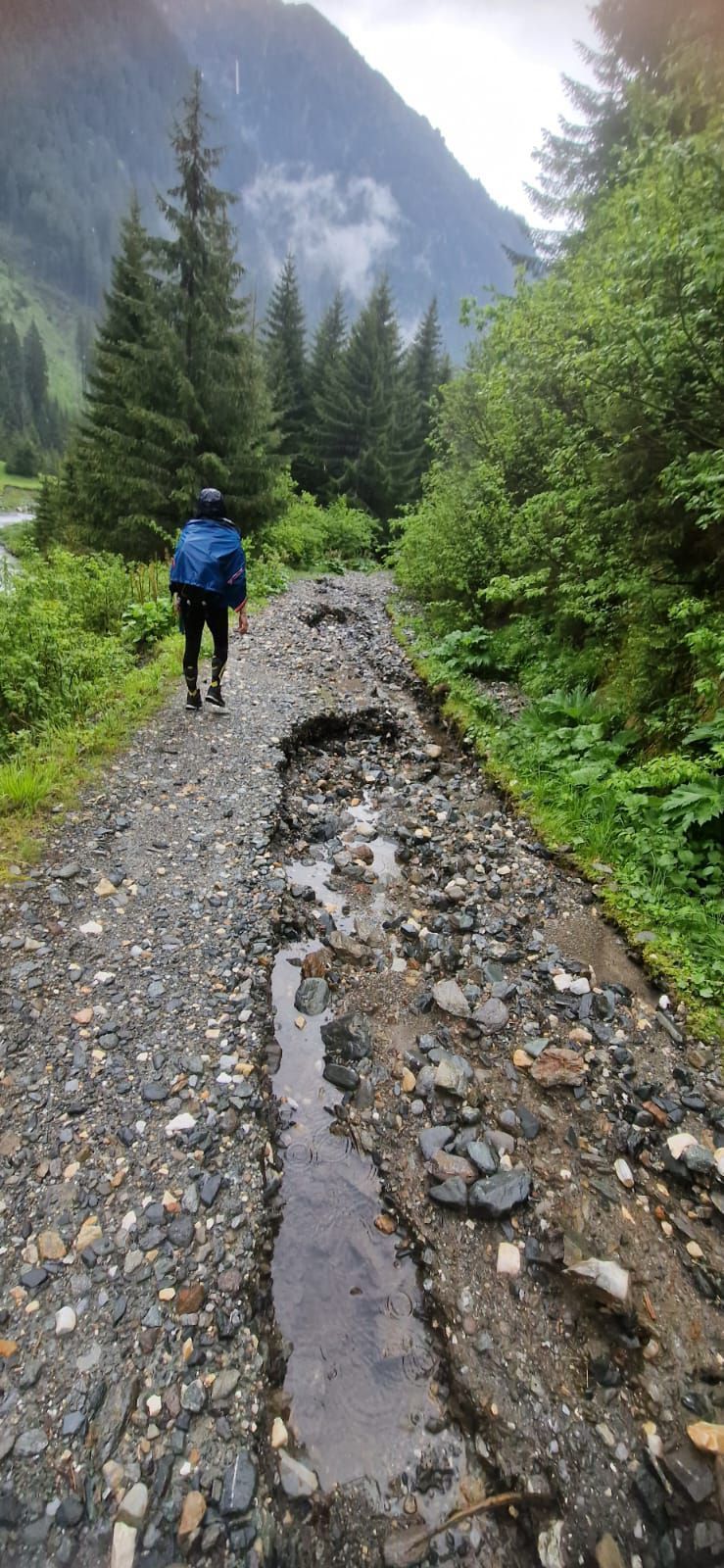 Avertisment al Salvamont Argeş: Drumul pe Valea Rea spre Stâna lui Burnei este plin de ravene pe ultimii 8 kilometri / Nu este practicabil / Cespun salvatorii montani despre traseul care pleacă din Bâlea către vârful Moldoveanu
