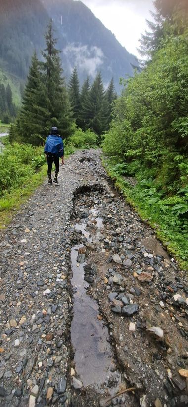 Avertisment al Salvamont Argeş: Drumul pe Valea Rea spre Stâna lui Burnei este plin de ravene pe ultimii 8 kilometri / Nu este practicabil / Cespun salvatorii montani despre traseul care pleacă din Bâlea către vârful Moldoveanu