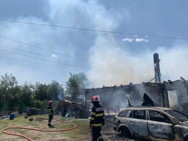 Arad: Locuinţe sociale, un cabinet veterinar şi o maşină, arse într-un incendiu, după ce mai mulţi copii au dat foc la o saltea - FOTO / VIDEO