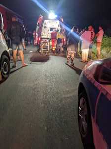 Accident rutier grav în judeţul Galaţi – Un băiat de 18 ani şi o tânără de 25 de ani au murit, după ce maşina în care se aflau a intrat într-un TIR parcat

