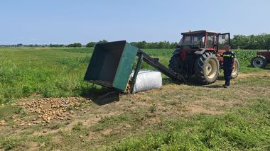 Dolj: Un adolescent de 17 ani a murit după ce un element al unui utilaj agricol a căzut peste el - FOTO
