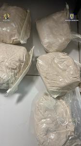 Grupare care vindea substanţe psihoactive în Bucureşti şi Ilfov, destructurată – Substanţele, vândute cu 15 lei doza, erau aduse din Ţările de Jos / La percheziţii s-a descoperit şi heroină / Cinci reţinuţi şi doi plasaţi sub control judiciar

