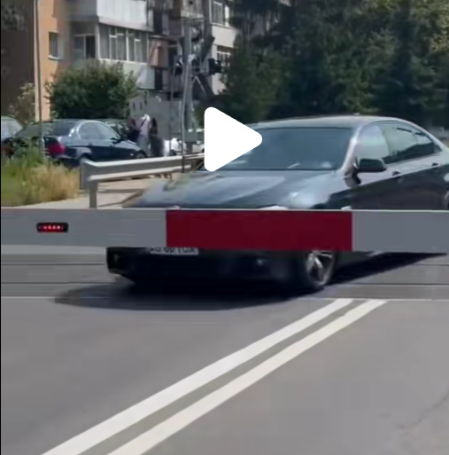 Şofer filmat când ignoră bariera coborâtă la o trecere la nivel cu calea ferată din Piteşti / A fost identificat, fiind sancţionat - VIDEO