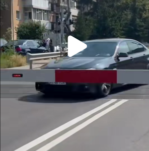 Şofer filmat când ignoră bariera coborâtă la o trecere la nivel cu calea ferată din Piteşti / A fost identificat, fiind sancţionat - VIDEO
