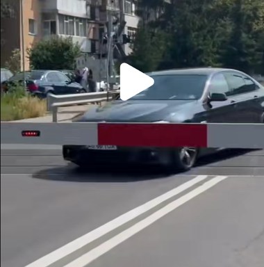 Şofer filmat când ignoră bariera coborâtă la o trecere la nivel cu calea ferată din Piteşti / A fost identificat, fiind sancţionat - VIDEO