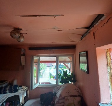 Hunedoara: Femeie de 81 de ani, cu arsuri după explozia unei butelii / Suflul deflagraţiei a degradat elemente de mobilier, fereastrele şi tavanul încăperii
