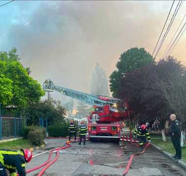Incendiu puternic în municipiul Hunedoara - Focul a afectat o clădire administrativă, o hală şi deşeuri plastice aflate pe o suprafaţă de 2000 de metri pătraţi. A fost emis mesaj RO-Alert - FOTO