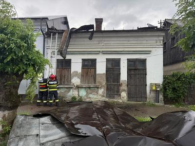 Judeţe din Moldova, afectate de furtuni. La Suceava, un acoperiş a fost luat de vânt, iar în Neamţ un copac doborât a blocat un drum naţional
