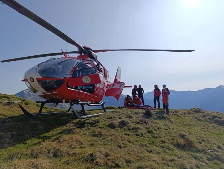 Sibiu: O turistă în vârstă de 63 de ani, accident în zona „Acele Cleopatrei”, sub Vârful Negoiu, după ce a alunecat pe zăpadă / Victima a suferit un traumatism cranian şi leziuni la membrele superioare / A fost evacuată cu elicopterul SMURD