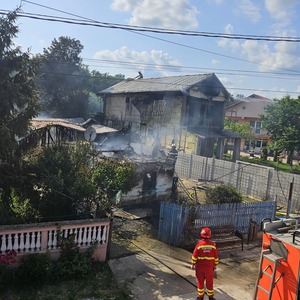 Giurgiu: Trei locuinţe, cuprinse de un incendiu provocat de un scurtcircuit. O persoană a fost dusă la spital
