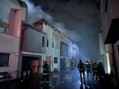 UPDATE - Ilfov - Incendiu la o casă dintr-un complex din localitatea Tunari. Alte trei case sunt inundate de fum / Incendiul este localizat la nivelul a două locuinţe, pe o suprafaţă de aproximativ 350 mp - FOTO, VIDEO