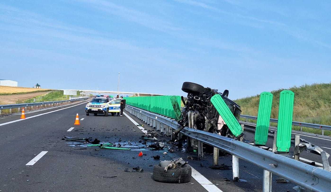 Dolj - Accident pe drumul expres dintre Slatina şi Craiova. O maşină condusă de un tânăr de 21 de ani a lovit parapetul şi s-a răsturnat - FOTO