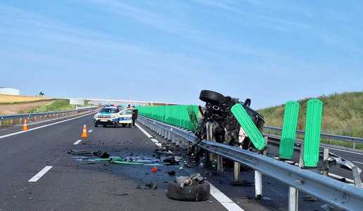 Dolj  - Accident pe drumul expres dintre Slatina şi Craiova. O maşină condusă de un tânăr de 21 de ani a lovit parapetul şi s-a răsturnat - FOTO