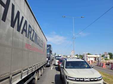 Coloană de maşini de peste 3 km la ieşirea din România spre Bulgaria, la Giurgiu - FOTO