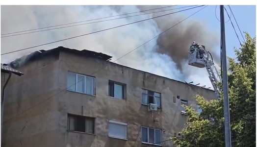 Incendiu de amploare la acoperişul unui bloc din Slatina. Peste 20 de persoane evacuate din imobil. 50 de pompieri intervin - FOTO, VIDEO