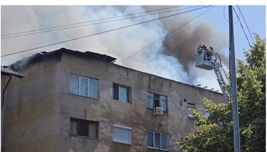 Incendiu de amploare la acoperişul unui bloc din Slatina. Peste 20 de persoane evacuate din imobil. 50 de pompieri intervin - FOTO, VIDEO