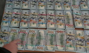 Poliţia de Frontieră - Suma de 1,4 milioane de dolari, descoperită la un cuplu de ucraineni, la Vama Siret. Banii, care erau ascunşi pe corp, au fost reţinuţi