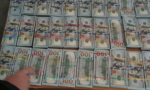 Poliţia de Frontieră - Suma de 1,4 milioane de dolari, descoperită la un cuplu de ucraineni, la Vama Siret. Banii, care erau ascunşi pe corp, au fost reţinuţi