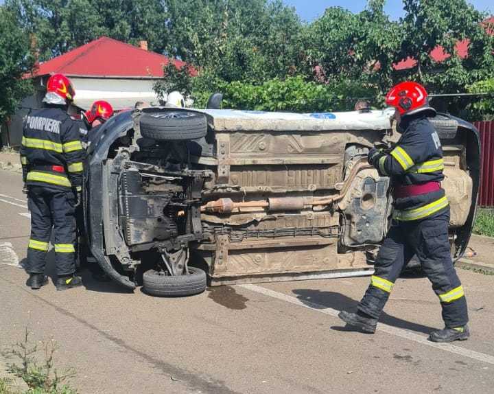 Botoşani: Două maşini în care se aflau şapte persoane, implicate într-un accident rutier / Un autoturism s-a răsturnat pe o parte în urma impactului / Trei copii şi două femei au ajuns la spital - FOTO