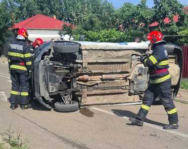Botoşani: Două maşini în care se aflau şapte persoane, implicate într-un accident rutier / Un autoturism s-a răsturnat pe o parte în urma impactului / Trei copii şi două femei au ajuns la spital - FOTO