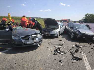 Bihor: Doi adulţi şi doi copii, transportaţi la spital după un accident pe DN 19, în care au fost implicate patru autoturisme