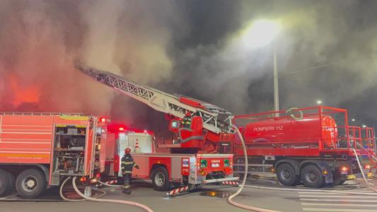 UPDATE - Incendiu puternic la un complex de depozite, în municipiul Galaţi/ A fost emis mesaj RO-Alert - FOTO, VIDEO