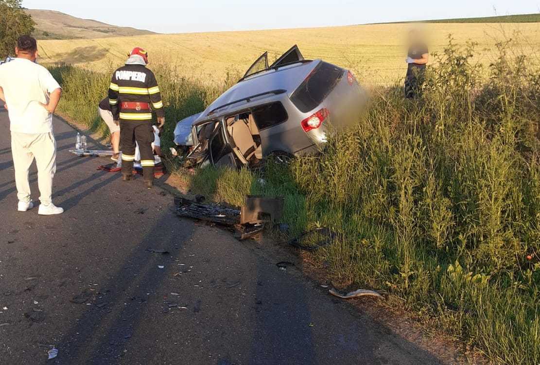 Cluj: Şase persoane, transportate la spital după ce două autoturisme s-au ciocnit pe un drum judeţean