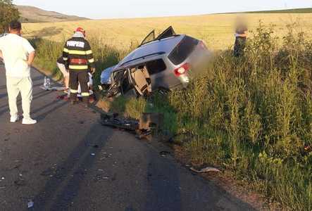 Cluj: Şase persoane, transportate la spital după ce două autoturisme s-au ciocnit pe un drum judeţean