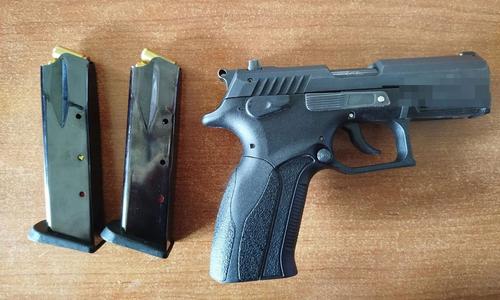 Tulcea: Pistol calibrul 9 mm şi 27 de cartuşe cu bile de cauciuc, găsite asupra unui ucrainean care voia să intre în ţară - FOTO

