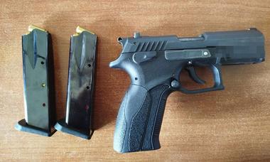 Tulcea: Pistol calibrul 9 mm şi 27 de cartuşe cu bile de cauciuc, găsite asupra unui ucrainean care voia să intre în ţară - FOTO