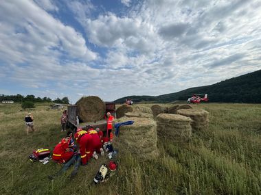 Timiş: Bărbat mort, după ce a căzut peste el un balot de paie/ La locul incidentului au ajuns două elicoptere SMURD, fiind făcute manevre de resuscitare, însă fără rezultat