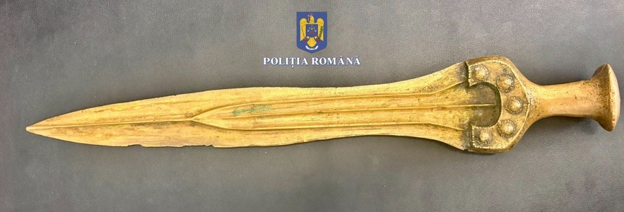 Bacău - Sabie care ar putea data din Epoca bronzului, găsită în urma percheziţiilor într-un dosar de furt calificat - FOTO