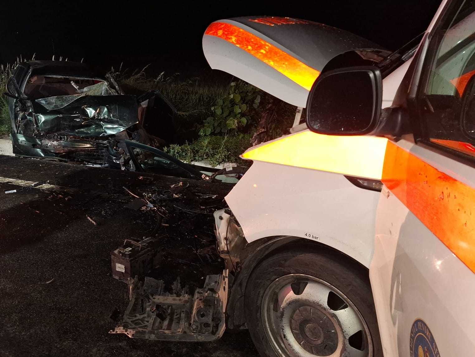 Botoşani: Doi tineri au murit şi alte patru persoane au fost rănite într-un accident în care au fost implicate un autoturism şi o ambulanţă