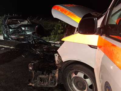 Botoşani: Doi tineri au murit şi alte patru persoane au fost rănite într-un accident în care au fost implicate un autoturism şi o ambulanţă