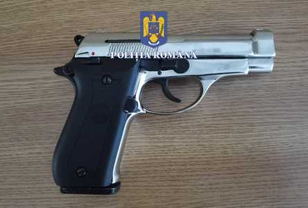 Olt: Doi minori sunt bănuiţi că au tras cu un pistol pe stradă / Localnicii au crezut că sunt petarde şi au anunţat Poliţia / La percheziţii a fost găsit un pistol neletal